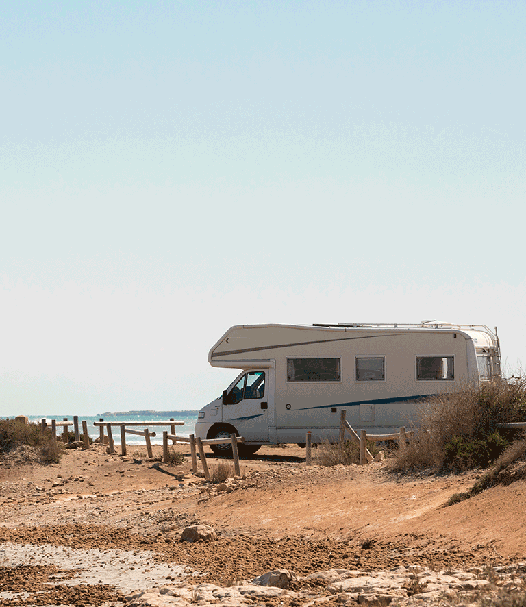 Un camping-car garé prêt de la plage