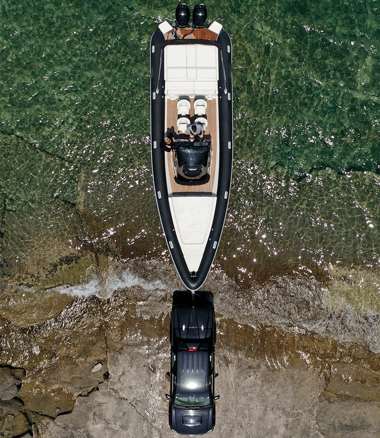 Photo d'une remorque avec un bateau