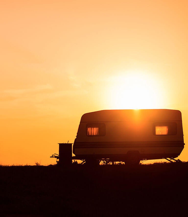 Un caravane au couché de soleil